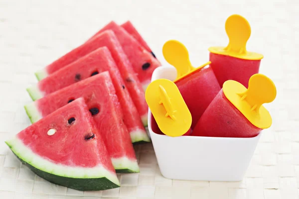 Watermeloen consumptie-ijs — Stockfoto