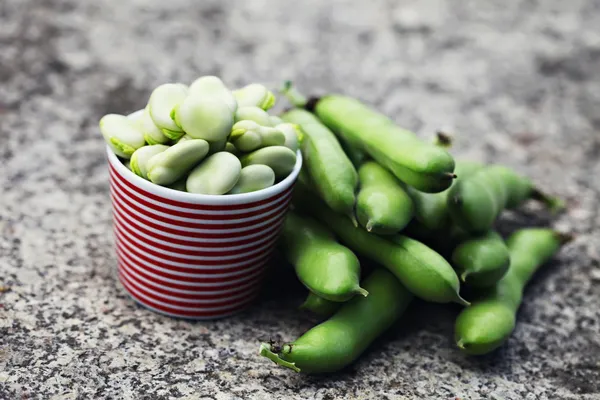 Fresh broad beans — Stock Photo, Image