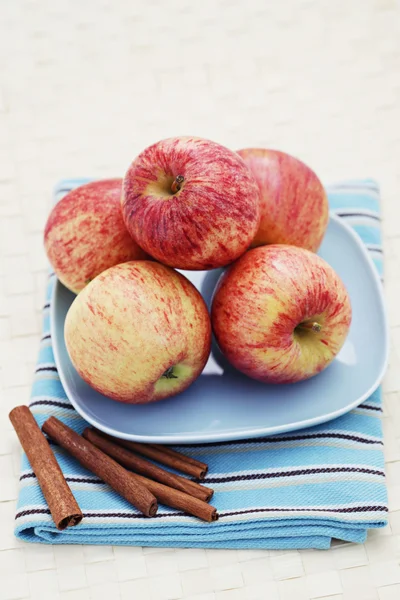 Яблоки с корицей — стоковое фото