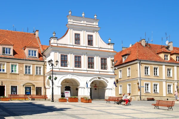 La vue du centre-ville de Sandomierz à la lumière du jour. Pologne . — Photo
