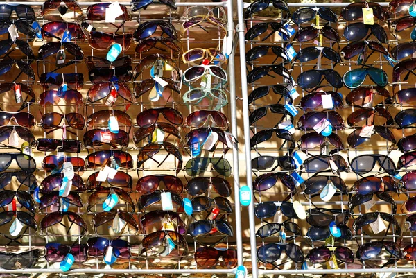Sonnenbrille im Angebot lizenzfreie Stockfotos