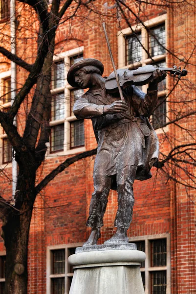 Monumento violinista na cidade velha de Torun — Fotografia de Stock