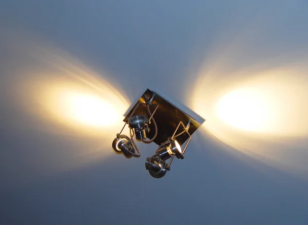 Lampa i ett mörkt rum — Stockfoto