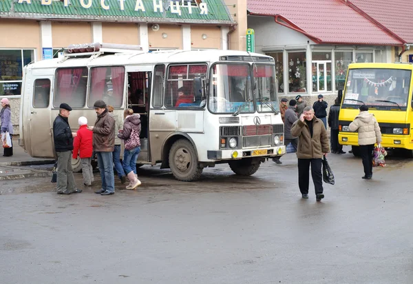 Vecchio autobus in città Mosciska, Ucraina . Immagini Stock Royalty Free