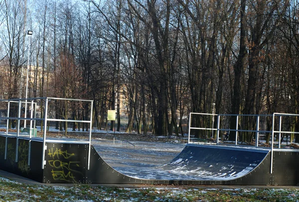 Uma rampa de parque de skate . — Fotografia de Stock