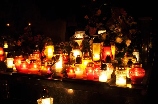 Grupa świec na grobie podczas wszystkich świętych — Zdjęcie stockowe