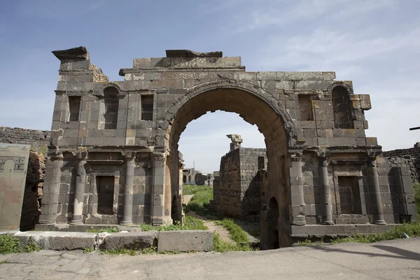 El arco de entrada de la antigua ciudad de Busra. Siria — Foto de Stock