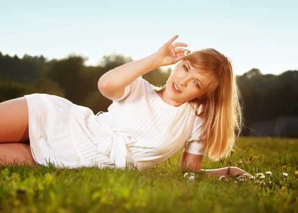잔디에 아름 다운 금발 머리 소녀 — 스톡 사진
