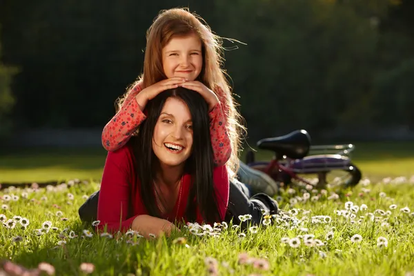 Anne ve kızı bir çimenlerin üzerinde — Stok fotoğraf