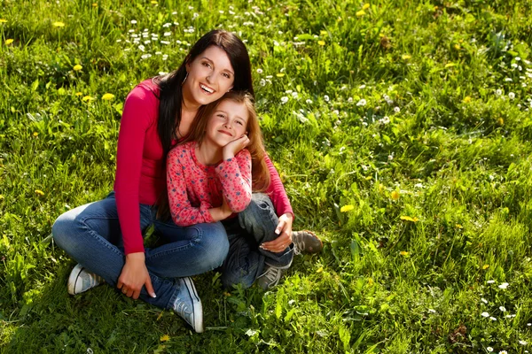 Мать и дочь на траве — стоковое фото