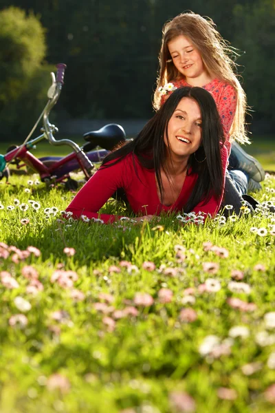 Мати і дочка на траві — стокове фото