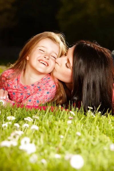 Matka a dcera trávě — Stock fotografie