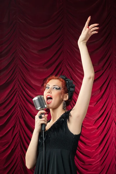 Vintage mikrofona şarkı güzel kızıl saçlı kadın — Stok fotoğraf