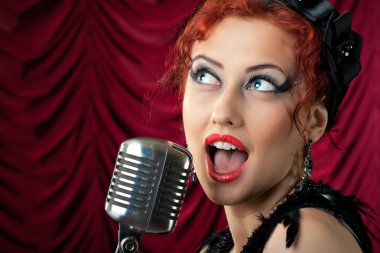Vintage mikrofona şarkı güzel kızıl saçlı kadın