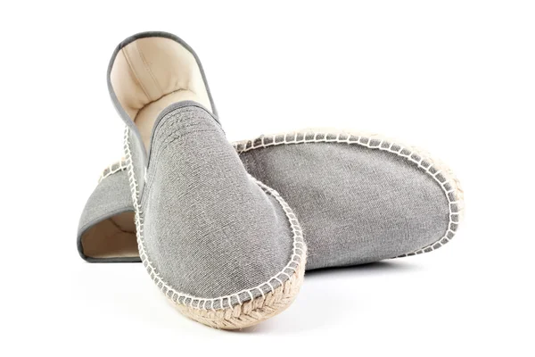 Par de zapatillas grises aisladas sobre fondo blanco — Foto de Stock