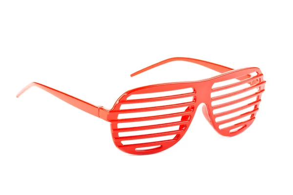 Červená plastová okenice odstíny sluneční brýle izolované na bílém pozadí — Stock fotografie