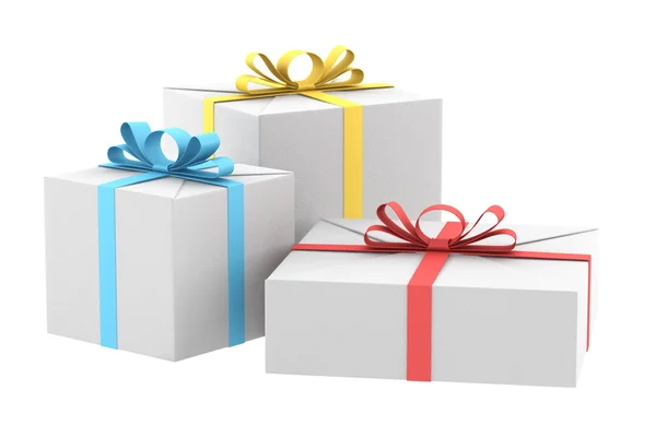 Trois boîtes-cadeaux blanches avec des rubans de couleur et des arcs isolés sur blanc — Photo