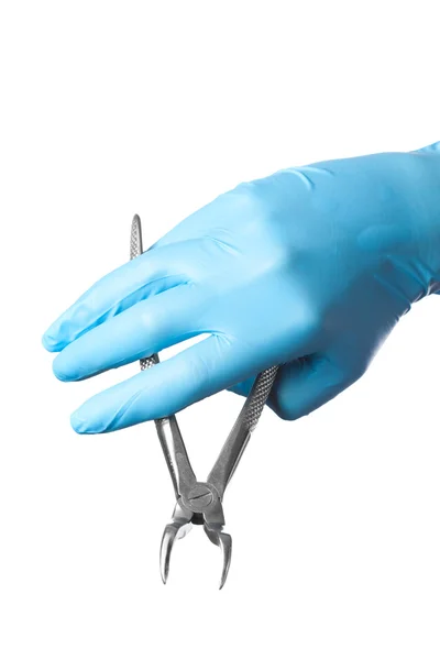 Рука в голубой перчатке с зубными щипцами изолированы на белом фоне — стоковое фото