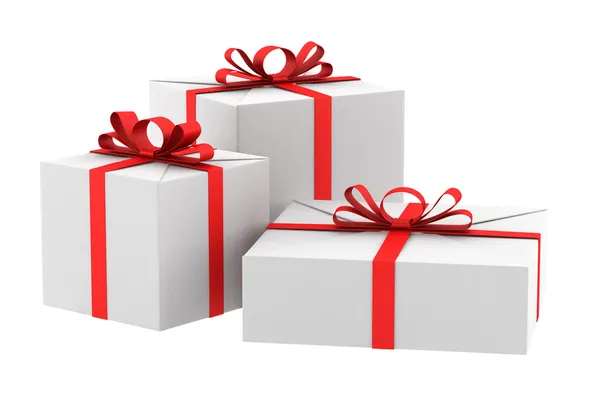 Tre scatole regalo bianche con nastri rossi e fiocchi isolati su bianco — Foto Stock