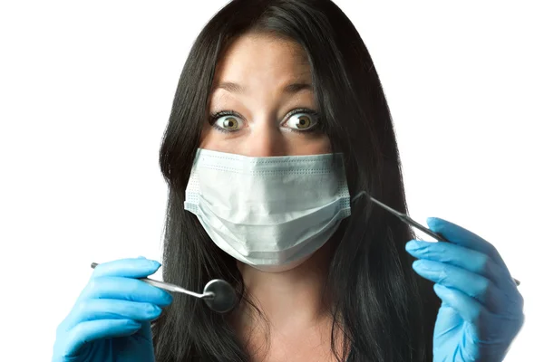 驚いて目を白で隔離されるマスクで女性歯科医 — ストック写真