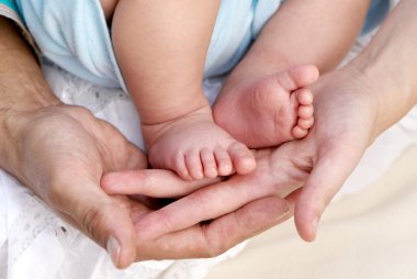 bebeğin bacakları holding ebeveyn eller