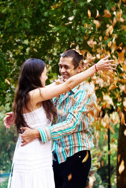 Счастливая пара в осеннем парке — стоковое фото