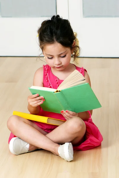 Förskolebarn med bok — Stockfoto