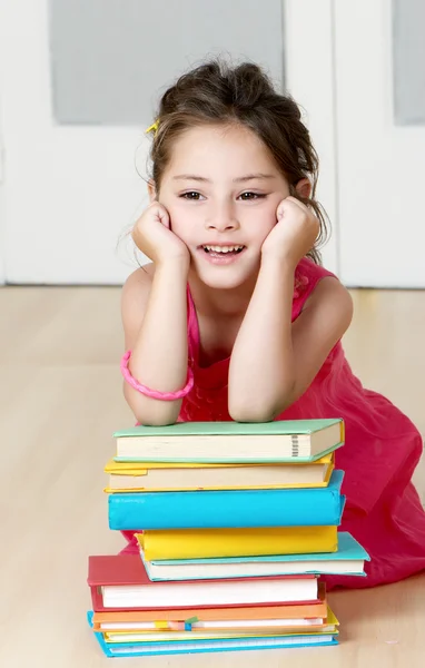 Förskolebarn med bok — Stockfoto