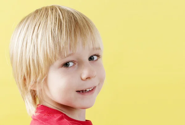 在黄色背景上学龄的肖像男孩 — 图库照片