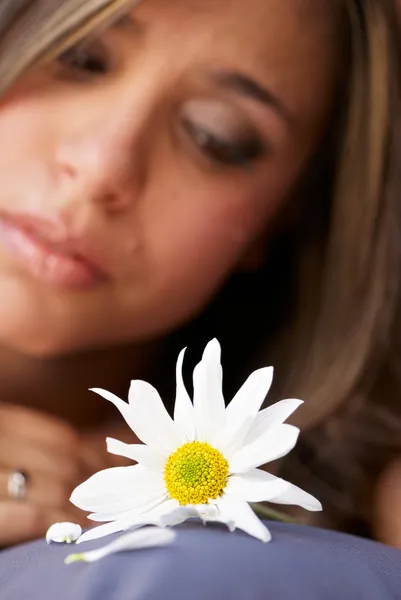 Одинокая девушка с цветком — стоковое фото