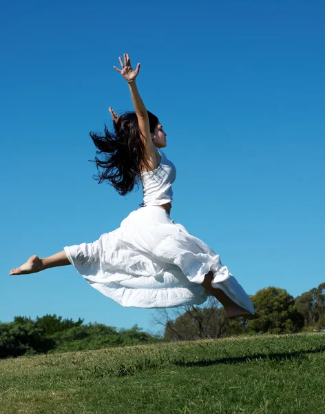 Beyaz bir elbise içinde atlama — Stok fotoğraf