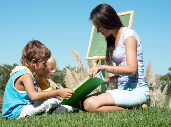 Literature lesson on fresh air — Stock Photo, Image