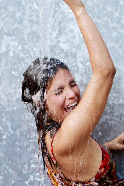 Das junge emotionale lateinamerikanische Mädchen unter einem Wasserstrom — Stockfoto