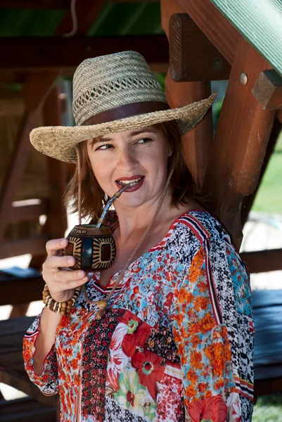 Портрет женщины, пьющей спаривание — стоковое фото