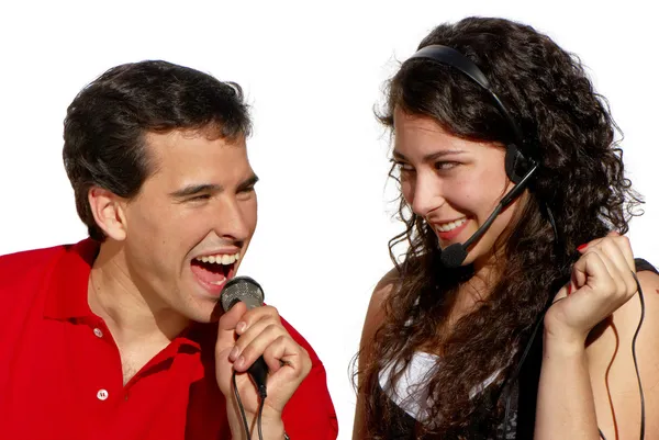 Paar zingen karaoke geïsoleerd op witte achtergrond — Stockfoto