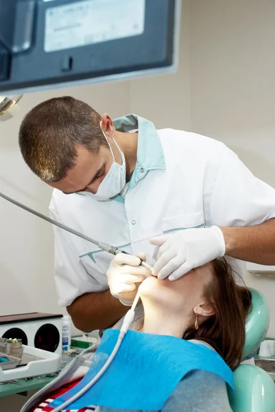 Medizinische Behandlung in der Zahnarztpraxis — Stockfoto