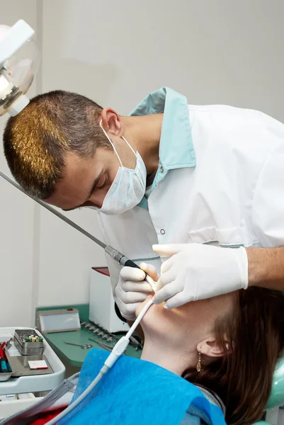 Medische behandeling bij het kantoor van de tandarts — Stockfoto