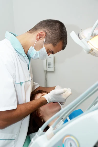 Лікування в стоматологічному кабінеті — стокове фото