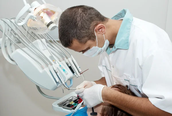 Traitement médical au cabinet du dentiste — Photo