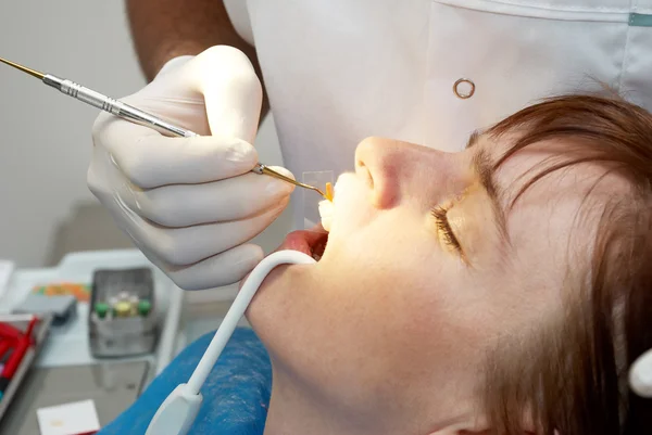 Стоматолог вылечивает крупный план пациента — стоковое фото
