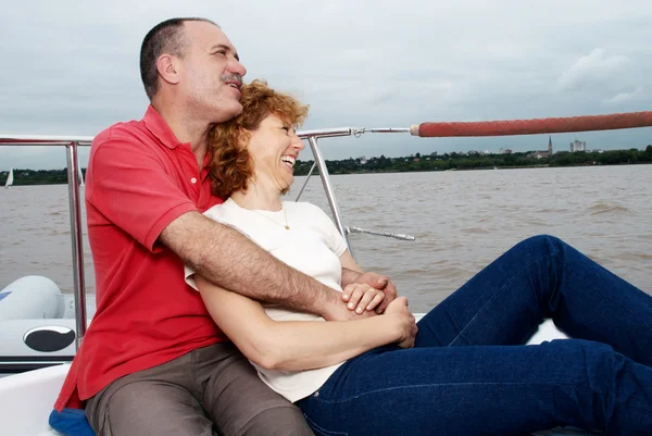 Starší šťastný pár na palubě jachty — Stock fotografie