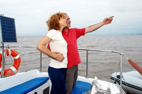 Starszych szczęśliwa para na pokładzie jachtu — Zdjęcie stockowe