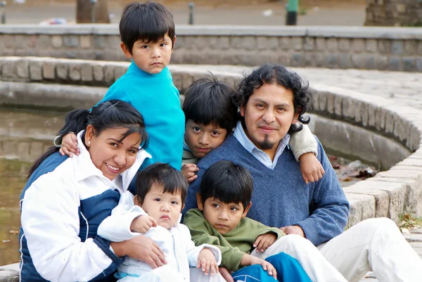 Familia latina sentada en la calle — Foto de Stock