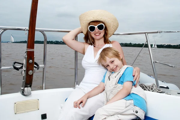 Lycklig familj ombord båten. en semester — Stockfoto
