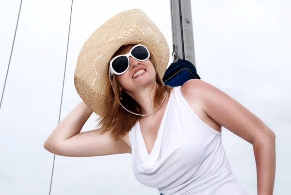 Ritratto all'aperto di una bella donna bionda in cappello — Foto Stock