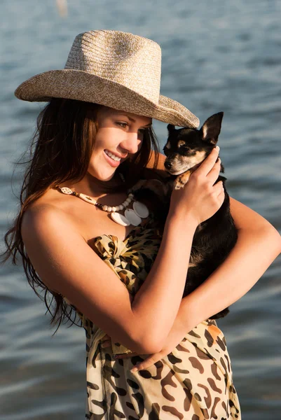 Jonge en mooie vrouw met stro hoed en hond — Stockfoto