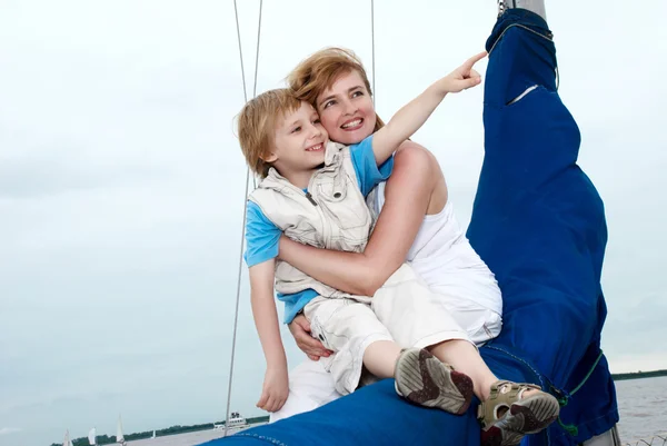 Glückliche Familie an Bord der Yacht. Urlaub — Stockfoto