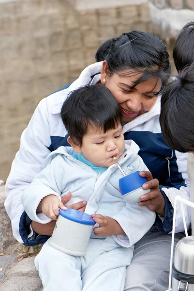 Retrato de uma família latina bebendo um companheiro na rua — Fotografia de Stock