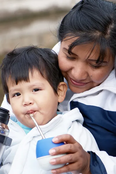 Retrato de uma família latina bebendo um companheiro na rua — Fotografia de Stock