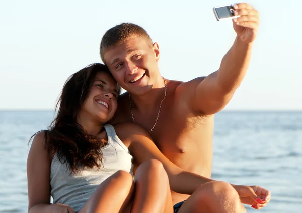 Nahaufnahme Porträt eines glücklichen Paares beim Urlaub — Stockfoto